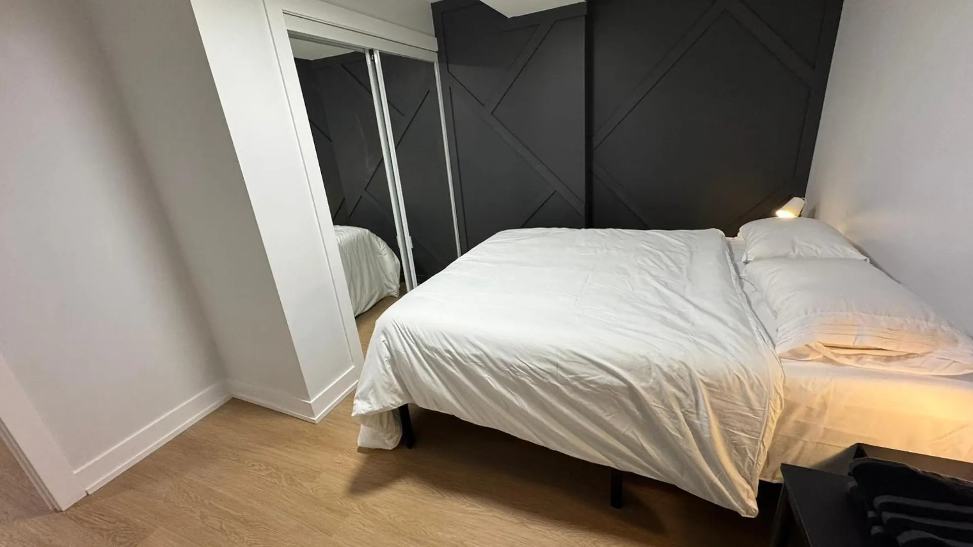 Entire Unit2 Airport Free Pkg Sep Entrance Newreno Appartement Toronto Canada