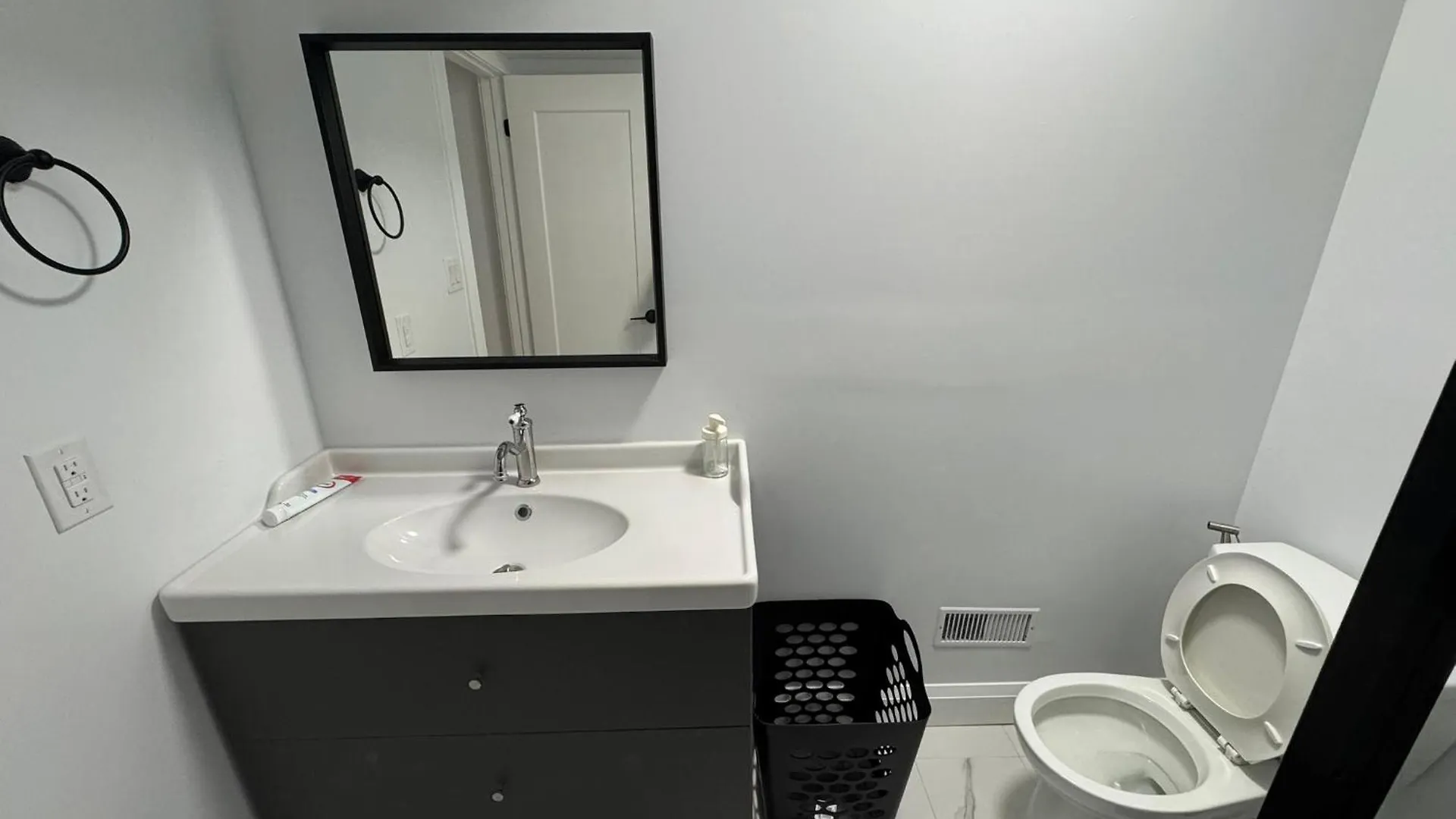 Entire Unit2 Airport Free Pkg Sep Entrance Newreno Apartment Toronto Canada